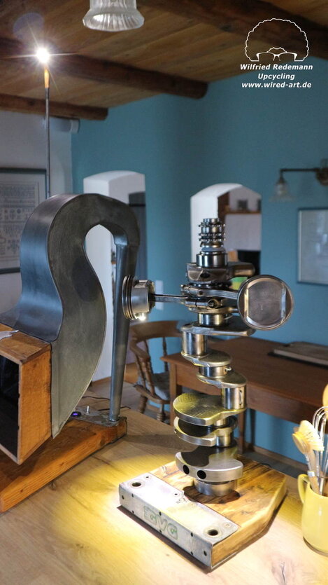 Upcycling-Lampe aus Kurbelwelle und Kolben in der Werkstatt