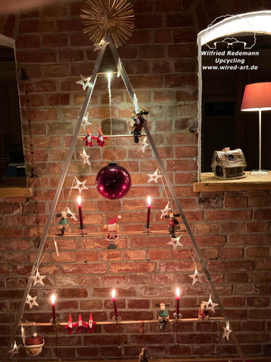 Mikrofasertuch reinigt die Metalloberfläche einer Lampe