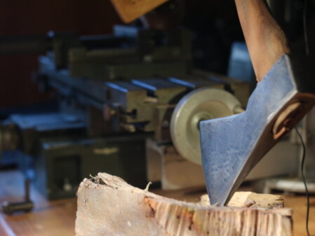 Reparatur einer Metall-Lampe in der Werkstatt