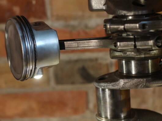 Mikrofasertuch reinigt die Metalloberfläche einer Lampe