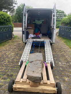 Skulptur aus Stahl und Findling im Garten