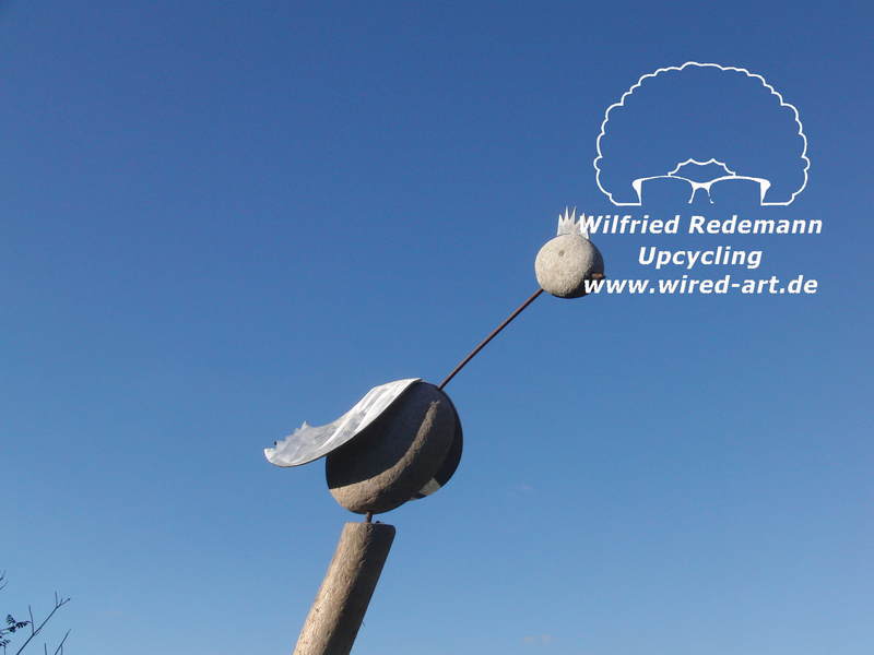 Gartenskulptur aus Stahl und Findling